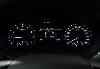 Подержанный автомобиль Genesis G80 2017 года (12 фото)