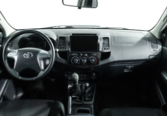 Подержанный автомобиль Toyota Hilux 2014 года (13 фото)