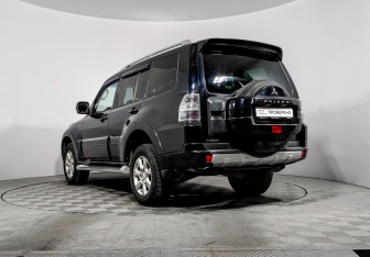 Подержанный автомобиль Mitsubishi Pajero 2011 года (7 фото)