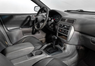 Подержанный автомобиль Mitsubishi Galant Sedan 2002 года (12 фото)