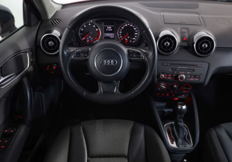 Подержанный автомобиль Audi A1 2013 года (10 фото)