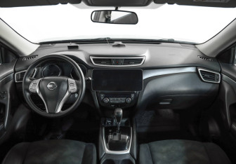 Подержанный автомобиль Nissan X-Trail 2016 года (10 фото)