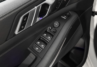 Подержанный автомобиль BMW X5 2021 года (10 фото)