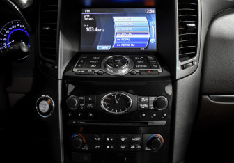 Подержанный автомобиль Infiniti QX70 2014 года (16 фото)