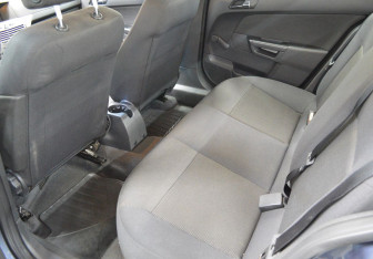 Подержанный автомобиль Opel Astra Sedan 2009 года (11 фото)