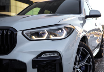 Подержанный автомобиль BMW X5 2020 года (2 фото)