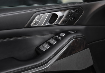 Подержанный автомобиль BMW X7 2021 года (23 фото)