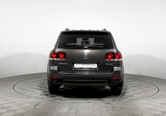 Подержанный автомобиль Volkswagen Touareg 2008 года (6 фото)