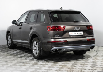 Подержанный автомобиль Audi Q7 2015 года (7 фото)