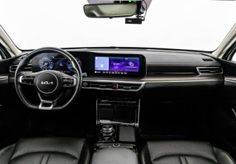 Подержанный автомобиль Kia K5 2022 года (12 фото)