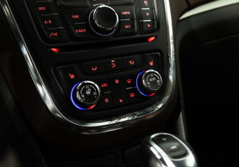 Подержанный автомобиль Opel Mokka 2015 года (16 фото)