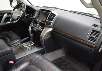 Подержанный автомобиль Toyota Land Cruiser Suv 2012 года (10 фото)