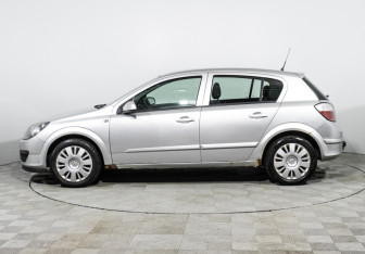 Подержанный автомобиль Opel Astra Hatchback 2006 года (8 фото)