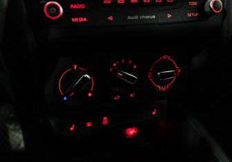 Подержанный автомобиль Audi A1 2011 года (15 фото)