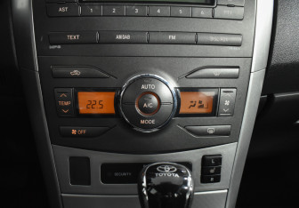 Подержанный автомобиль Toyota Corolla Sedan 2012 года (15 фото)