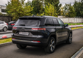 Подержанный автомобиль Jeep Grand Cherokee 2022 года (6 фото)