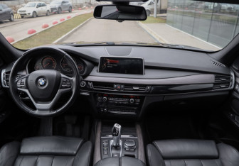 Подержанный автомобиль BMW X5 2015 года (11 фото)