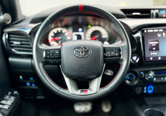Подержанный автомобиль Toyota Hilux 2022 года (16 фото)