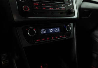 Подержанный автомобиль Volkswagen Polo Sedan 2016 года (15 фото)