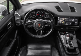 Подержанный автомобиль Porsche Cayenne 2018 года (15 фото)