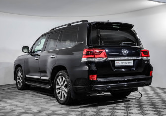 Подержанный автомобиль Toyota Land Cruiser Suv 2017 года (7 фото)