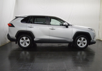 Подержанный автомобиль Toyota RAV4 2020 года (4 фото)