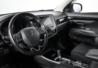 Подержанный автомобиль Mitsubishi Outlander 2019 года (9 фото)