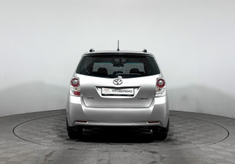 Подержанный автомобиль Toyota Verso 2010 года (6 фото)