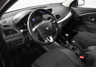 Подержанный автомобиль Renault Fluence 2012 года (9 фото)