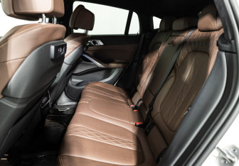 Подержанный автомобиль BMW X6 2021 года (10 фото)