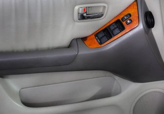 Подержанный автомобиль Lexus RX 2002 года (18 фото)