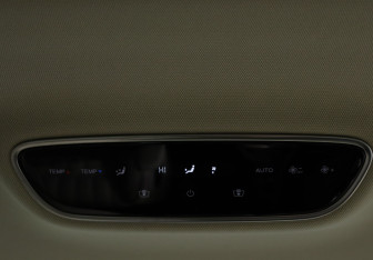 Подержанный автомобиль Voyah Dream 2022 года (27 фото)