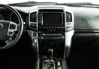 Подержанный автомобиль Toyota Land Cruiser Suv 2012 года (14 фото)