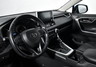Подержанный автомобиль Toyota RAV4 2021 года (9 фото)