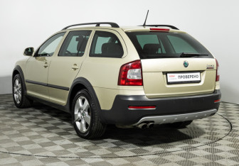 Подержанный автомобиль Skoda Octavia Wagon 2011 года (7 фото)