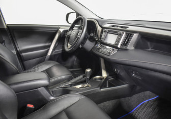 Подержанный автомобиль Toyota RAV4 2015 года (12 фото)