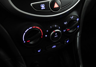 Подержанный автомобиль Hyundai Solaris Hatchback 2015 года (15 фото)