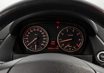Подержанный автомобиль BMW X1 2014 года (17 фото)
