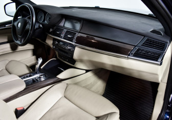 Подержанный автомобиль BMW X5 2012 года (13 фото)