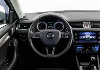 Подержанный автомобиль Skoda Octavia Liftback 2017 года (12 фото)