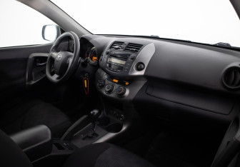 Подержанный автомобиль Toyota RAV4 2010 года (11 фото)