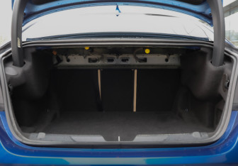 Подержанный автомобиль Jaguar XE 2015 года (32 фото)