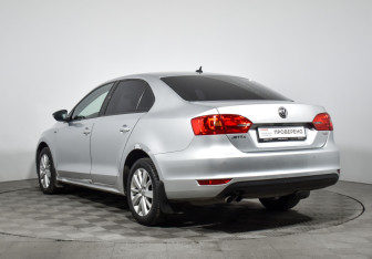 Подержанный автомобиль Volkswagen Jetta Sedan 2013 года (7 фото)