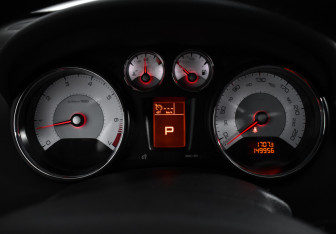 Подержанный автомобиль Peugeot 408 2013 года (17 фото)