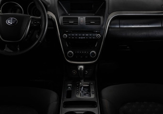 Подержанный автомобиль FAW Besturn X80 2017 года (12 фото)