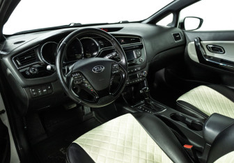 Подержанный автомобиль Kia Ceed Hatchback 2015 года (11 фото)