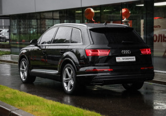 Подержанный автомобиль Audi Q7 2018 года (8 фото)