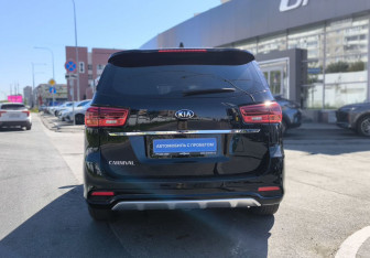 Подержанный автомобиль Kia Carnival 2018 года (5 фото)