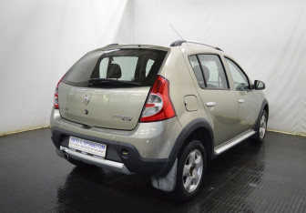 Подержанный автомобиль Renault Sandero 2013 года (5 фото)