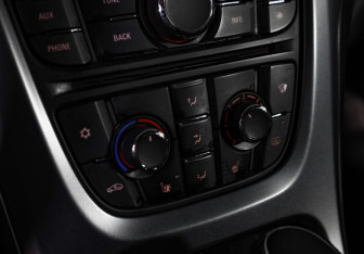 Подержанный автомобиль Opel Astra Hatchback 2012 года (19 фото)